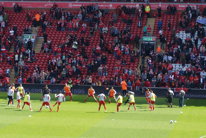 26分高调逆袭！桑德兰复古流球风爆火，熬过非洲杯就冲欧战？（26分强势回升！桑德兰复古风爆红，挺过非洲杯就剑指欧战？）