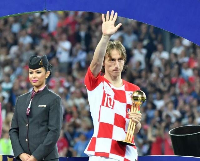 芒特的第一时间处理球是真帅！（芒特瞬间出球，帅气拉满！）