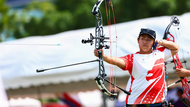 港队主场战新加坡，新加坡球员伤退时担架工作人员忍不住庆祝（港队主场迎战新加坡，担架员在新加坡球员伤退时当场庆祝）
